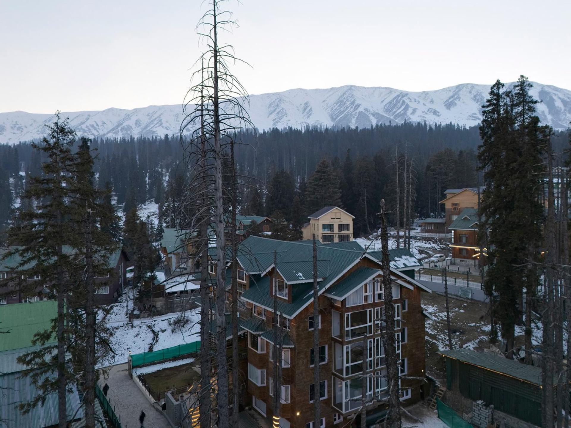 Hotel Pine Spring Гульмарг Экстерьер фото