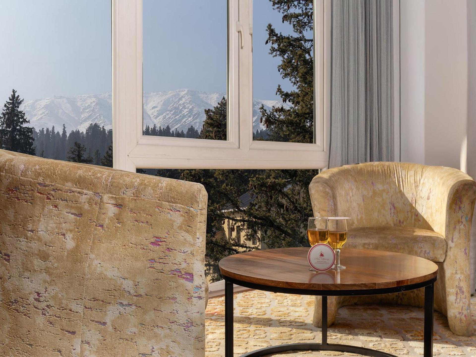 Hotel Pine Spring Гульмарг Экстерьер фото