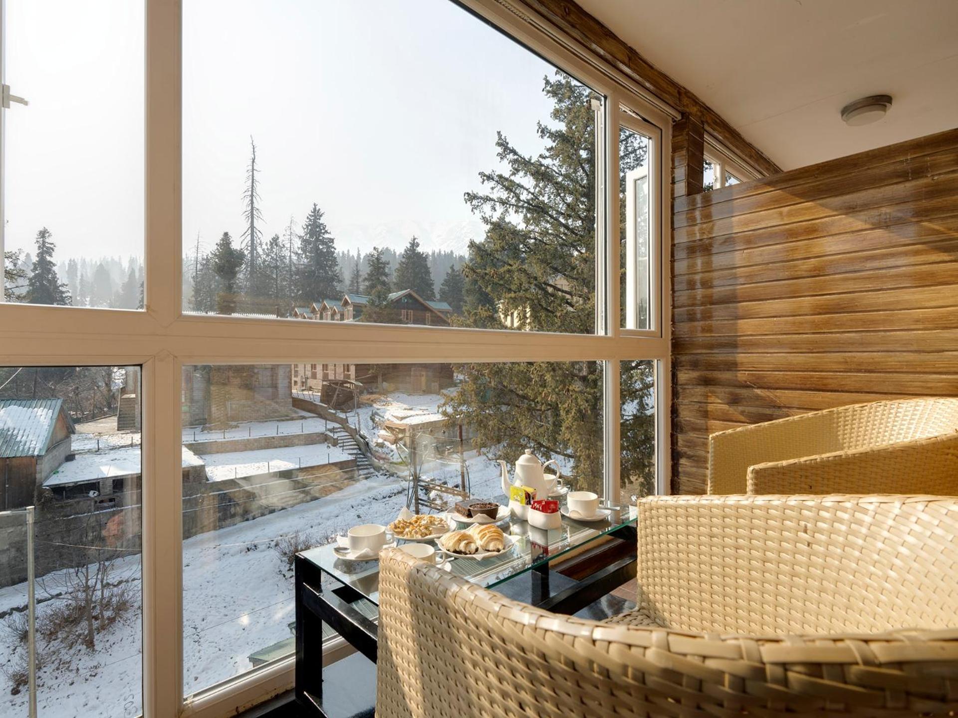 Hotel Pine Spring Гульмарг Экстерьер фото