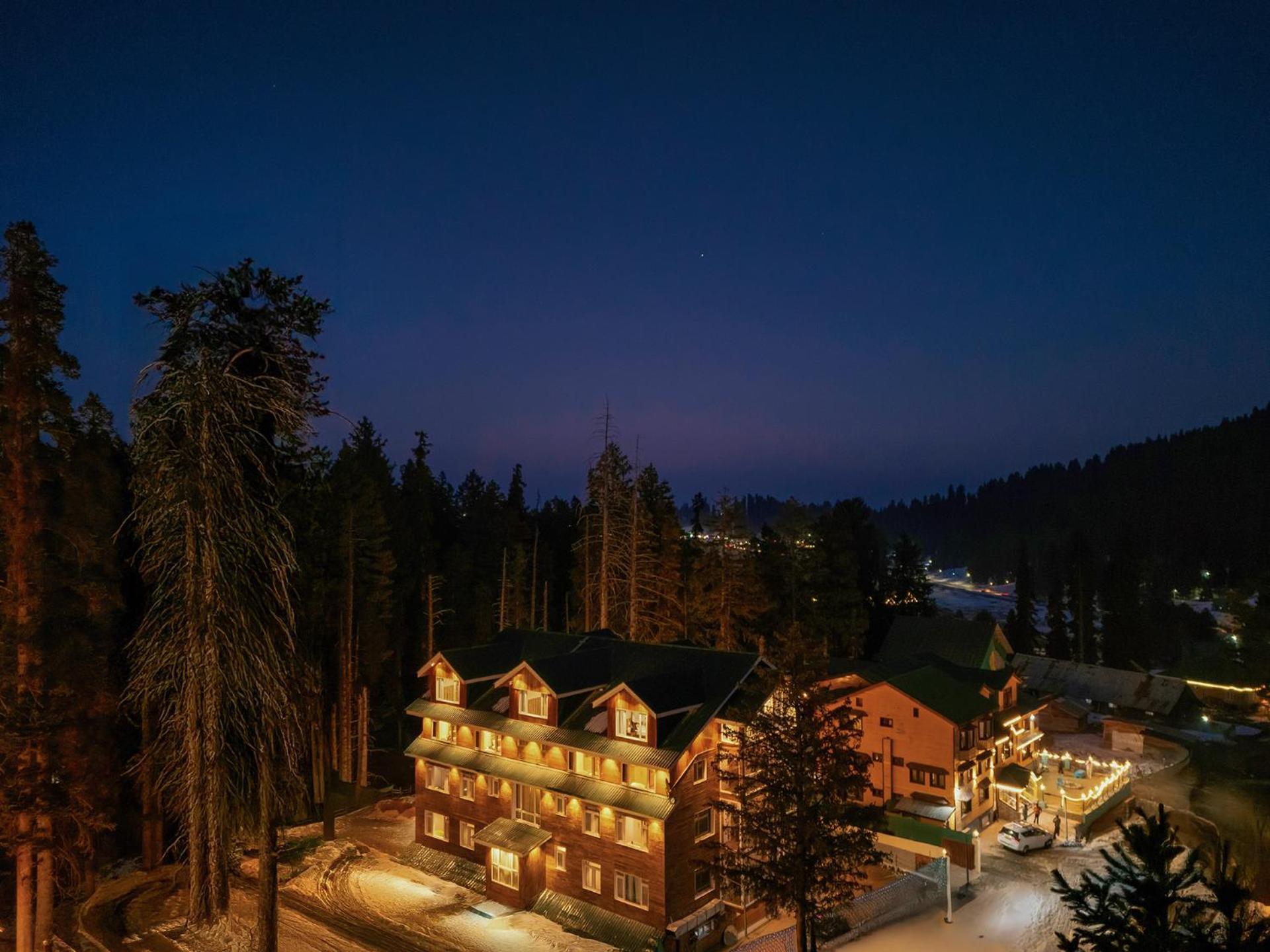 Hotel Pine Spring Гульмарг Экстерьер фото