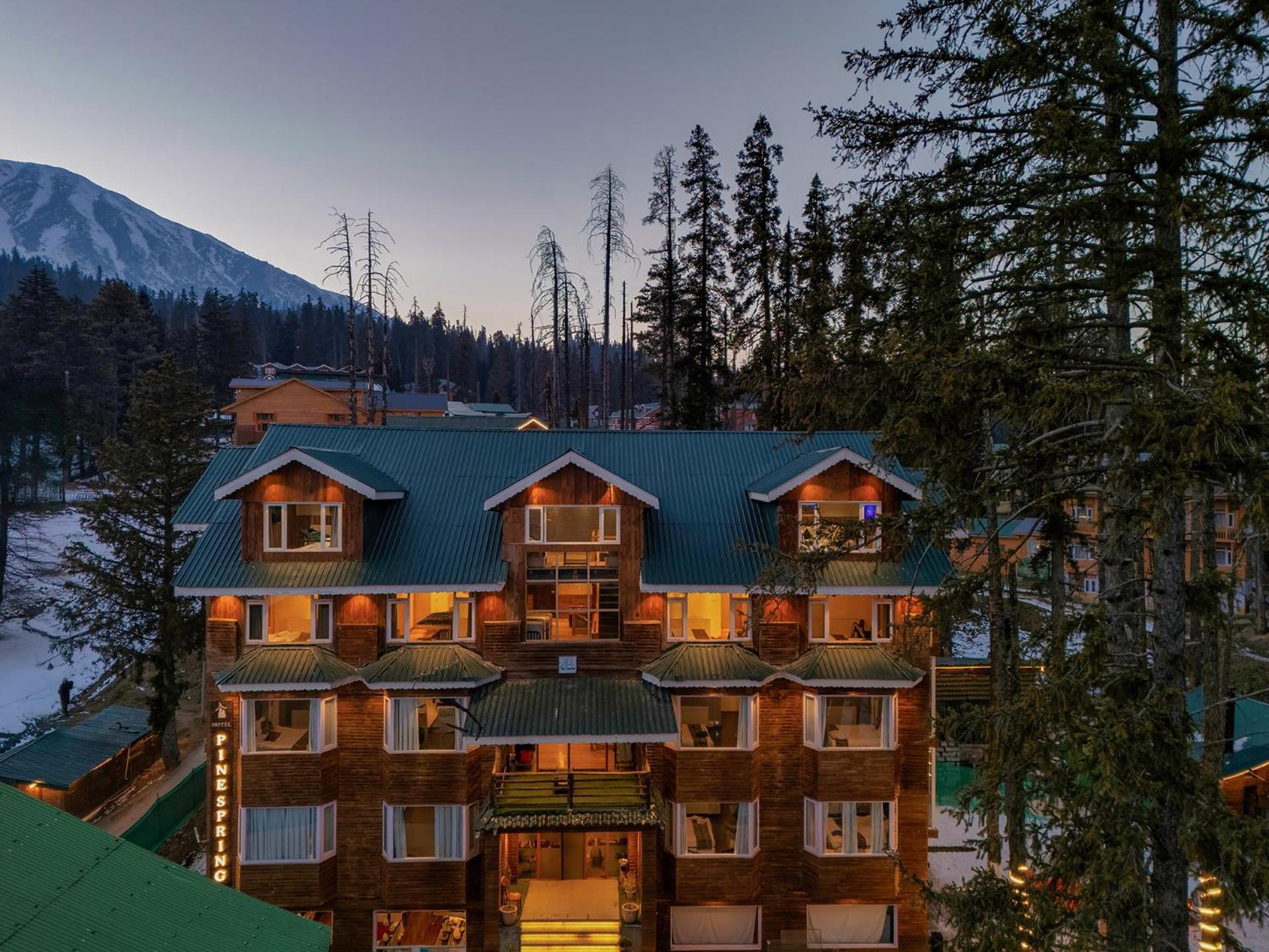 Hotel Pine Spring Гульмарг Экстерьер фото