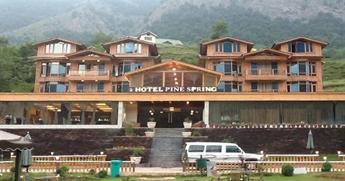 Hotel Pine Spring Гульмарг Экстерьер фото