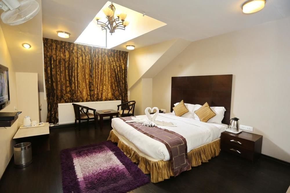 Hotel Pine Spring Гульмарг Экстерьер фото