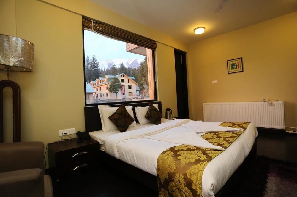 Hotel Pine Spring Гульмарг Экстерьер фото