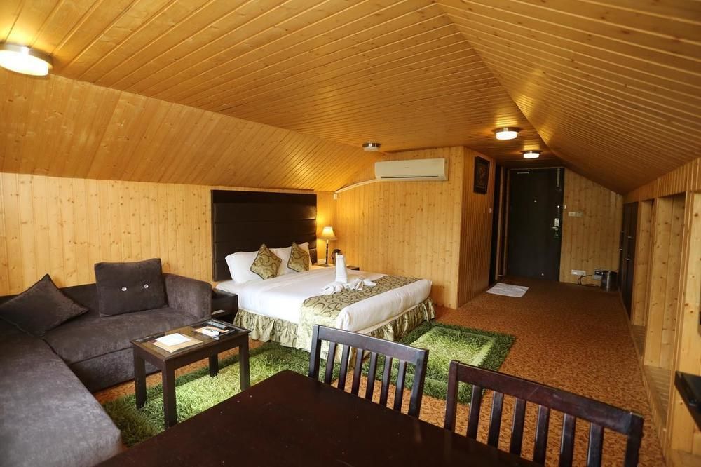 Hotel Pine Spring Гульмарг Экстерьер фото
