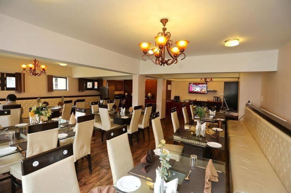 Hotel Pine Spring Гульмарг Экстерьер фото